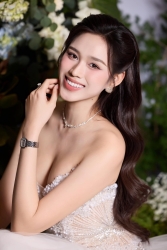 Hoa hậu Đỗ Thị Hà đăng ảnh mặc váy cưới