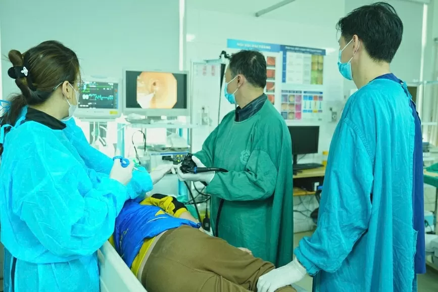 Bác sĩ nội soi dạ dày cho bệnh nhân. Ảnh: Thế Anh. Bác sĩ nội soi dạ dày cho bệnh nhân. Ảnh: Thế Anh.