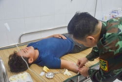Quân y đảo Song Tử Tây cấp cứu 6 ngư dân ngộ độc cá hồng