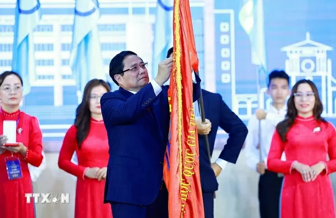 Thủ tướng Phạm Minh Chính trao Huân chương Lao động hạng Nhất của Chủ tịch nước tặng Đại học Quốc gia Thành phố Hồ Chí Minh.