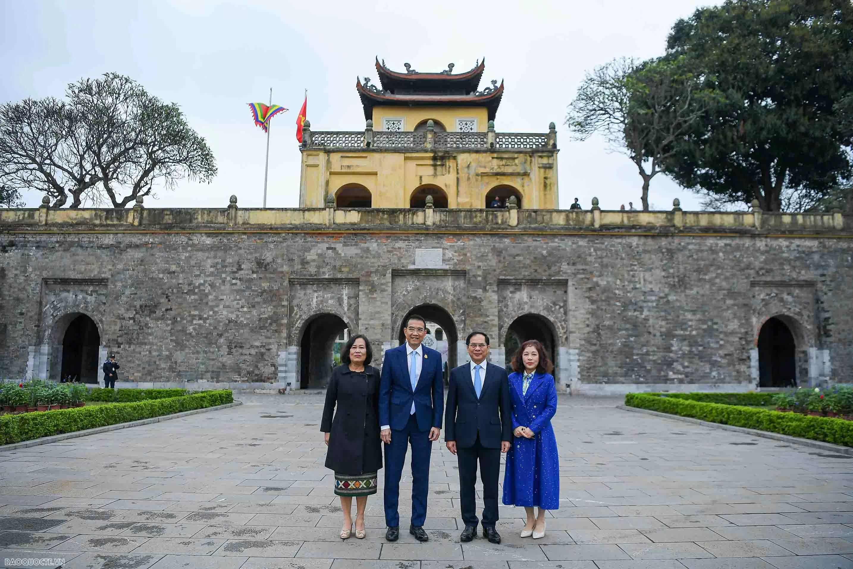Phó Thủ tướng, Bộ trưởng Ngoại giao Bùi Thanh Sơn và Bộ trưởng Ngoại giao Thái Lan tham quan Hoàng Thành Thăng Long Phó Thủ tướng, Bộ trưởng Ngoại giao Bùi Thanh Sơn và Bộ trưởng Ngoại giao Thái Lan tham quan Hoàng Thành Thăng Long