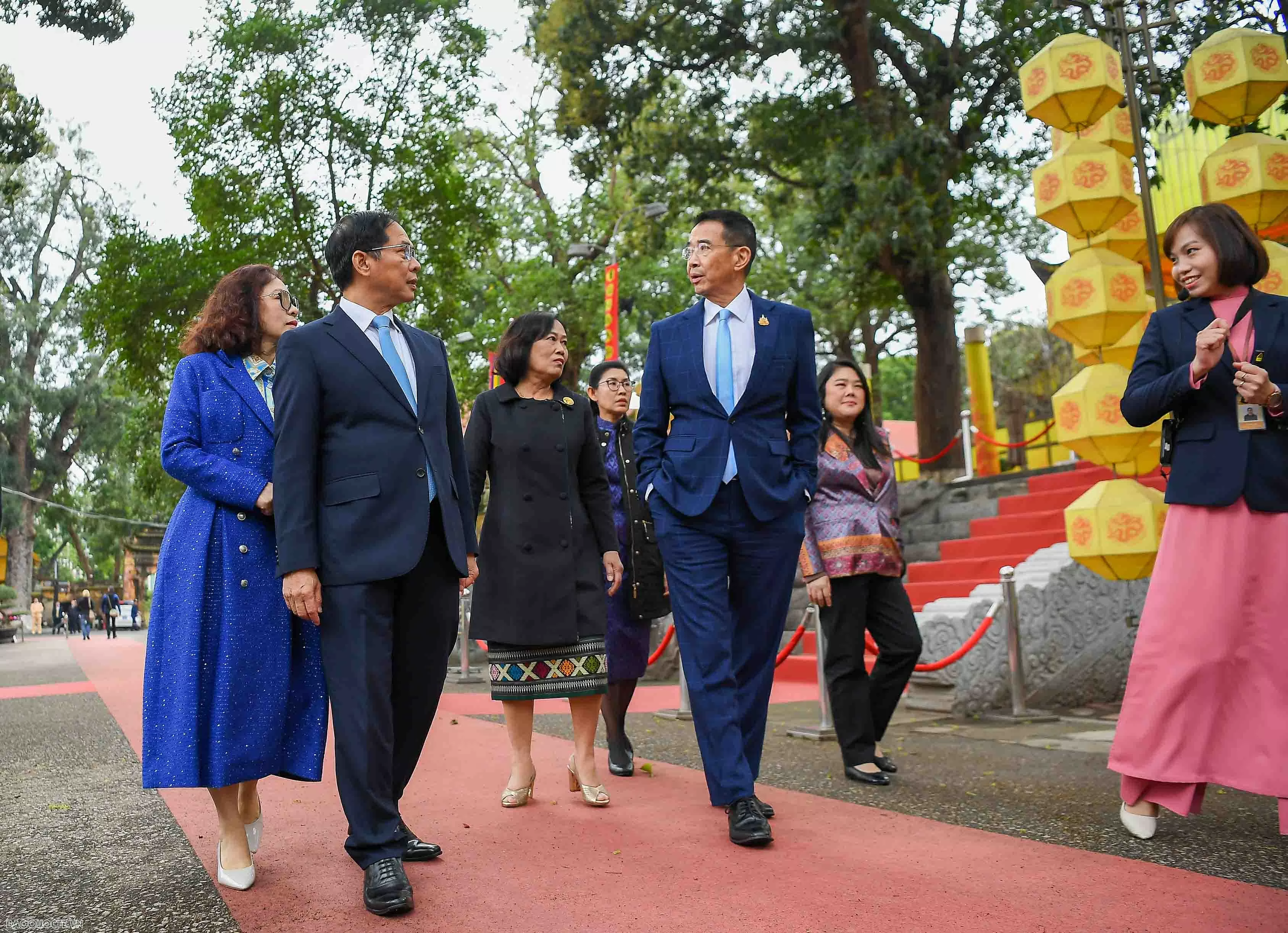 Deputy PM, FM Bui Thanh Son, Thai FM Maris Sangiampongsa visit Thang Long Imperial Citadel
