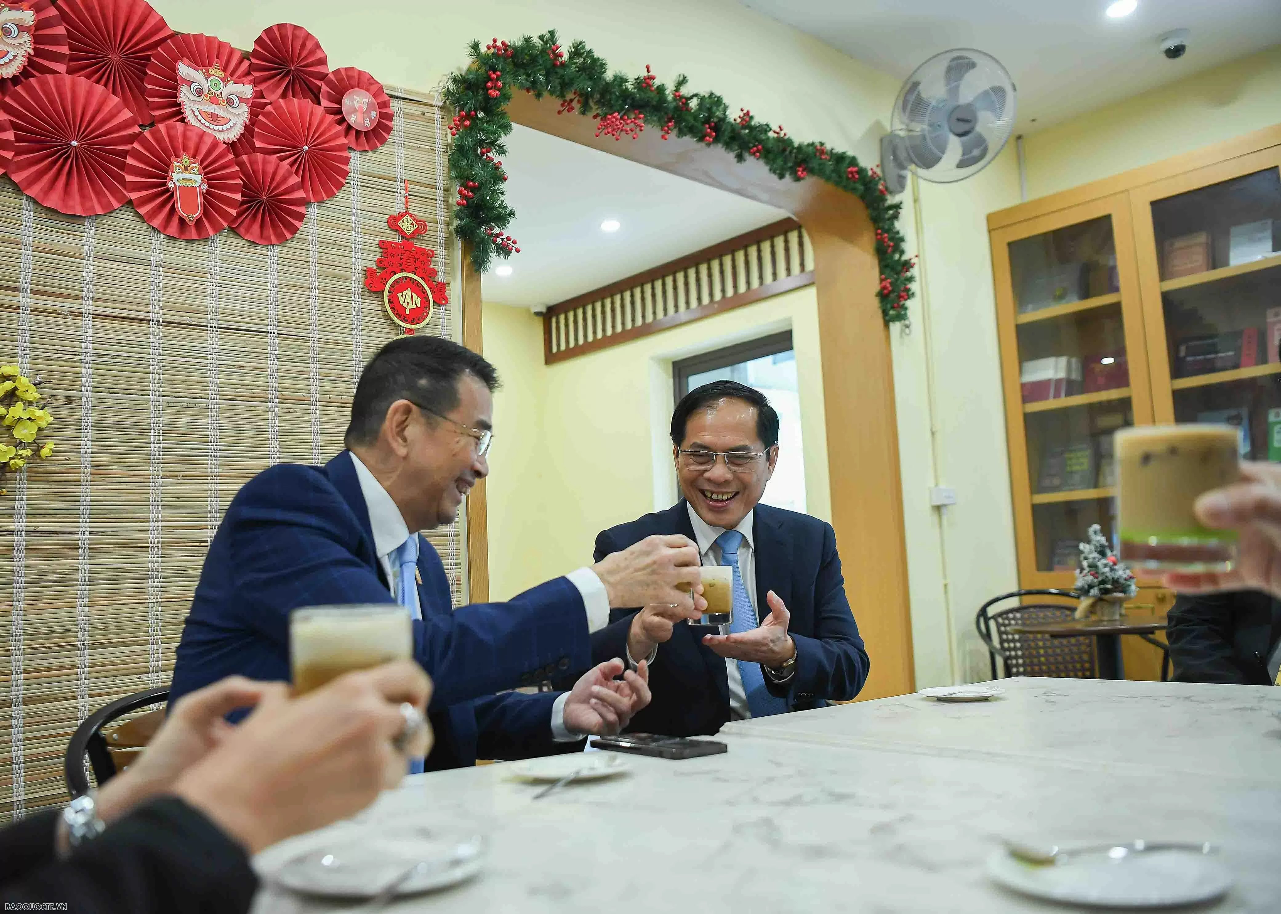 Phó Thủ tướng, Bộ trưởng Ngoại giao Bùi Thanh Sơn và Bộ trưởng Ngoại giao Thái Lan tham quan Hoàng Thành Thăng Long Phó Thủ tướng, Bộ trưởng Ngoại giao Bùi Thanh Sơn và Bộ trưởng Ngoại giao Thái Lan tham quan Hoàng Thành Thăng Long