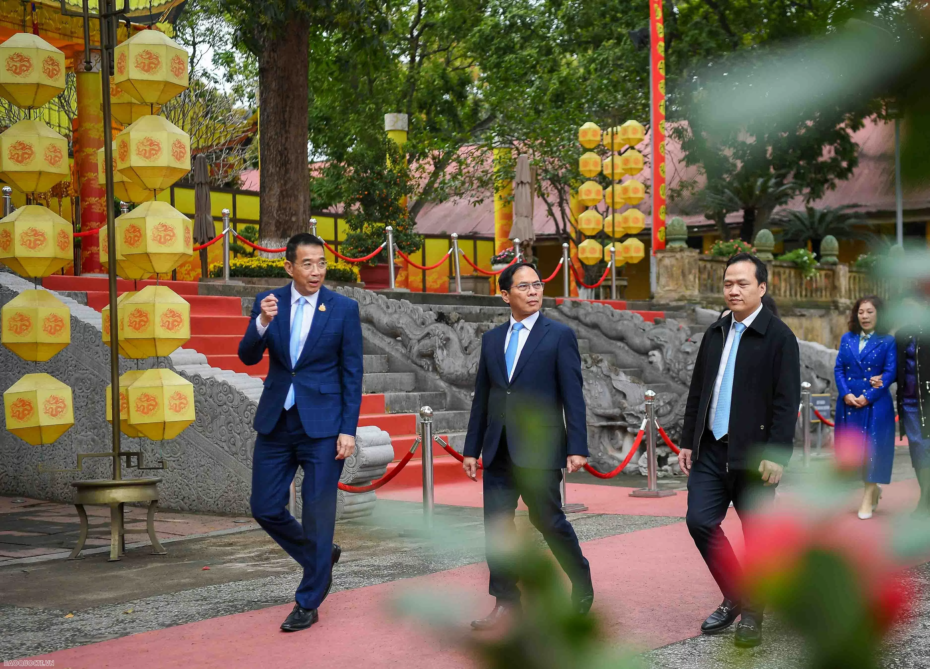 Phó Thủ tướng, Bộ trưởng Ngoại giao Bùi Thanh Sơn và Bộ trưởng Ngoại giao Thái Lan tham quan Hoàng Thành Thăng Long Phó Thủ tướng, Bộ trưởng Ngoại giao Bùi Thanh Sơn và Bộ trưởng Ngoại giao Thái Lan tham quan Hoàng Thành Thăng Long