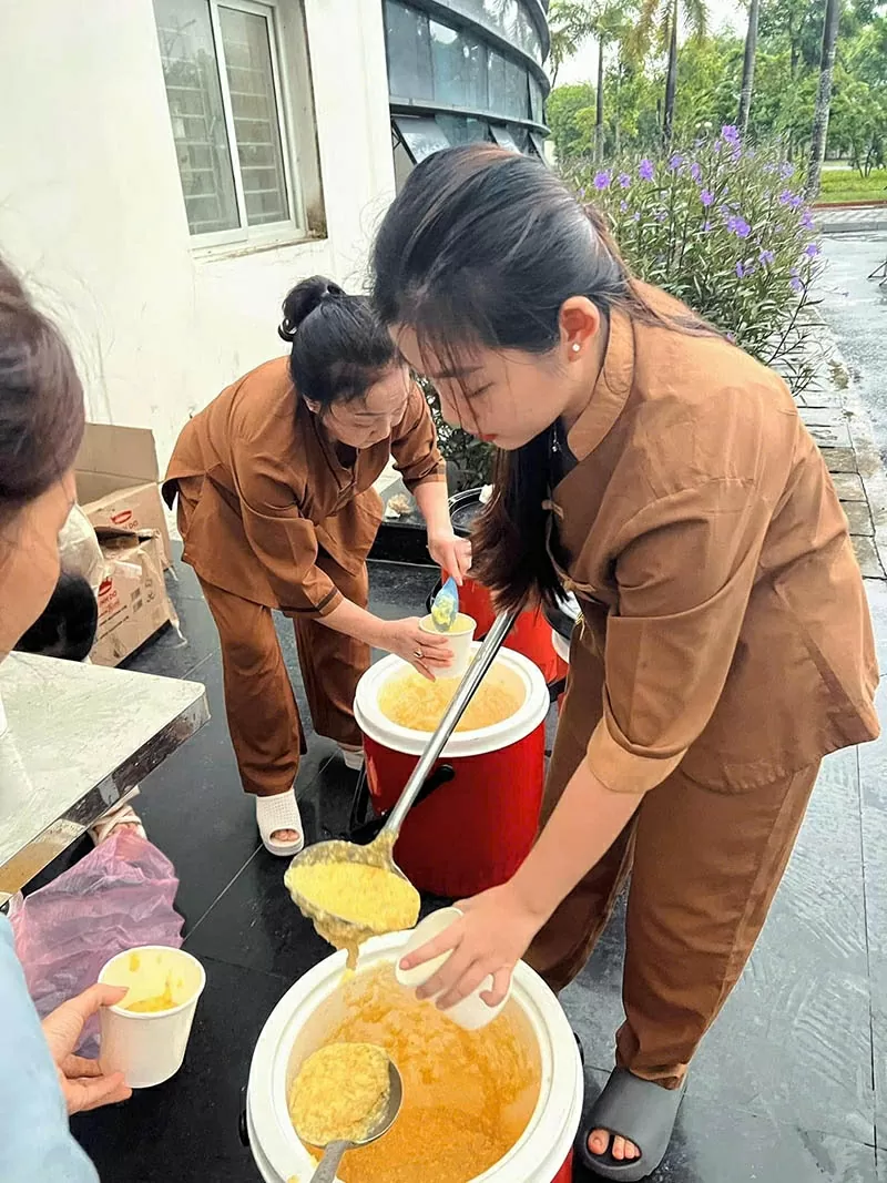 Hình ảnh Phương Anh trong một buổi thiện nguyện.