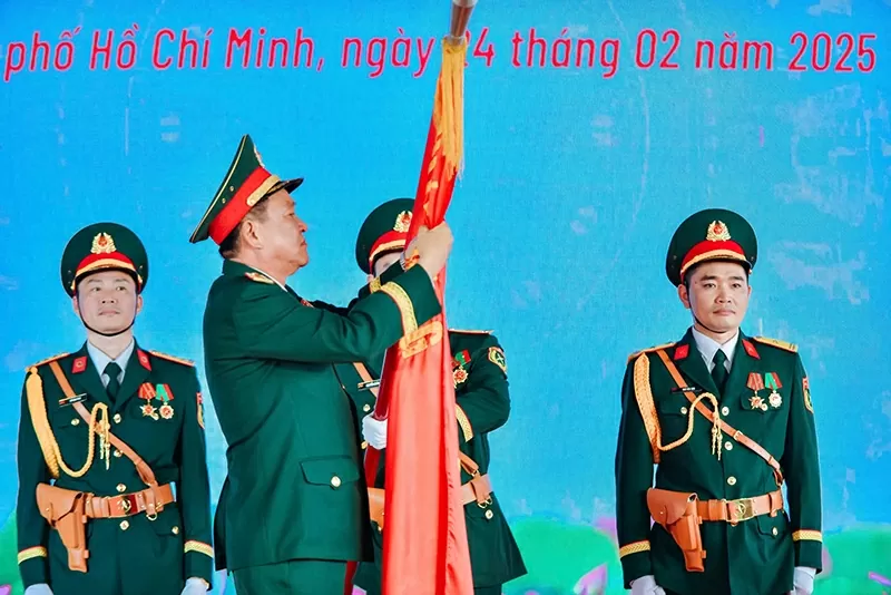 Vững vàng nơi tuyến đầu, Khoa hồi sức tích cực BV175 đón nhận danh hiệu Anh hùng lần II Vững vàng nơi tuyến đầu, Khoa hồi sức tích cực Bệnh viên 175 đón nhận Danh hiệu Anh hùng lần II