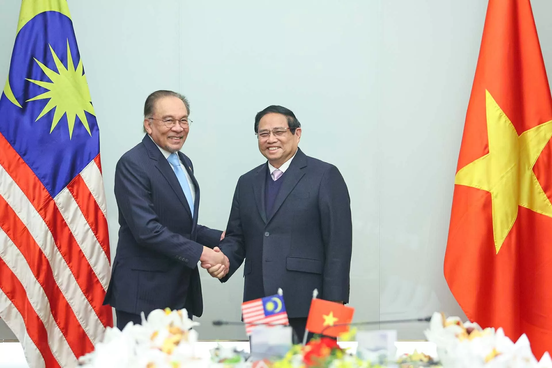 Thủ tướng Phạm Minh Chính và Thủ tướng Malaysia Anwar Ibrahim.  (Nguồn: VGP)