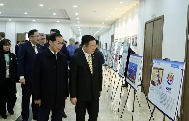 Photo exhibition chronicles Vietnam’s 30-year ASEAN journey opened in Hanoi