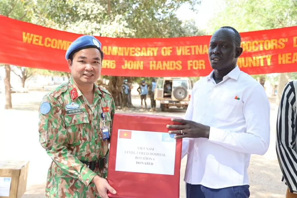 Bác sĩ mũ nồi xanh Việt Nam trao tặng nhiều món quà thiết thực cho bệnh nhân ở Nam Sudan