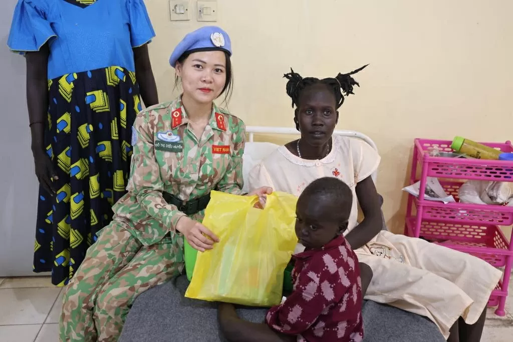 Bác sĩ mũ nồi xanh Việt Nam trao tặng nhiều món quà thiết thực cho bệnh nhân ở Nam Sudan