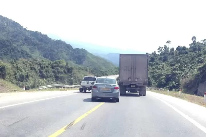 Mức phạt lỗi lấn làn đối với xe ô tô là bao nhiêu? Có bị trừ điểm GPLX không?