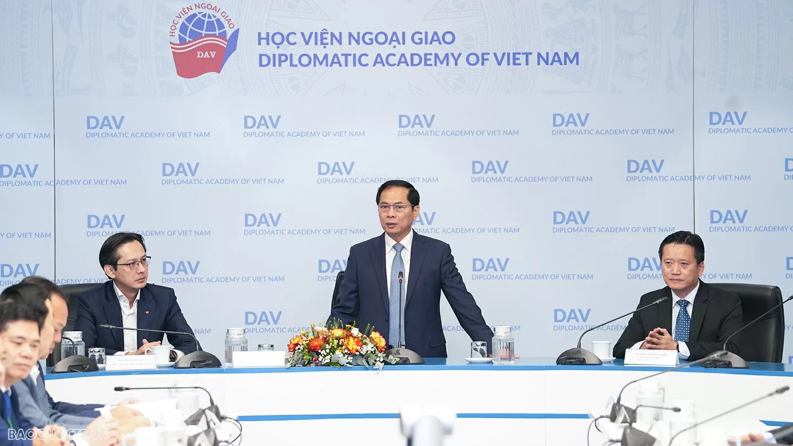 Phó Thủ tướng, Bộ trưởng Ngoại giao Bùi Thanh Sơn trao đổi với các lãnh đạo địa phương tham dự Chương trình ‘Cập nhật các vấn đề quốc tế và chính sách đối ngoại Việt Nam’. Phó Thủ tướng, Bộ trưởng Ngoại giao Bùi Thanh Sơn trao đổi với các lãnh đạo địa phương tham dự Chương trình ‘Cập nhật các vấn đề quốc tế và chính sách đối ngoại Việt Nam’.