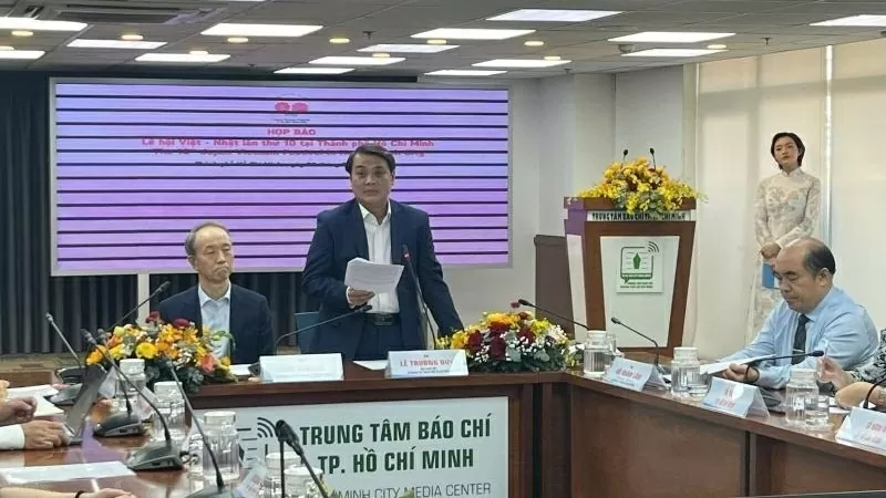 Le Truong Duy, Deputy Director of the Ho Chi Minh City Department of Foreign Affairs, speaks at the press conference. (Photo: NDO)
