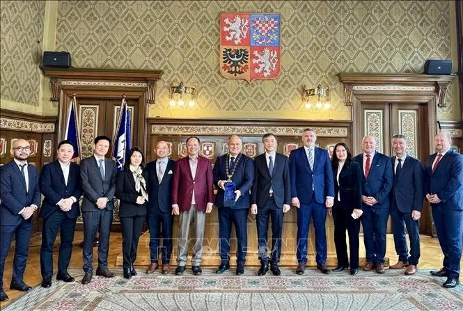 Đại sứ Dương Hoài Nam thăm, ngày 27/2, Đại sứ Việt Nam tại CH Czech Dương Hoài Nam đã thăm làm việc tại thành phố Nachod, thuộc tỉnh Hradec Králové, Đông Bắc CH Czech.  việc tại thành phố Nachod, CH Czech
