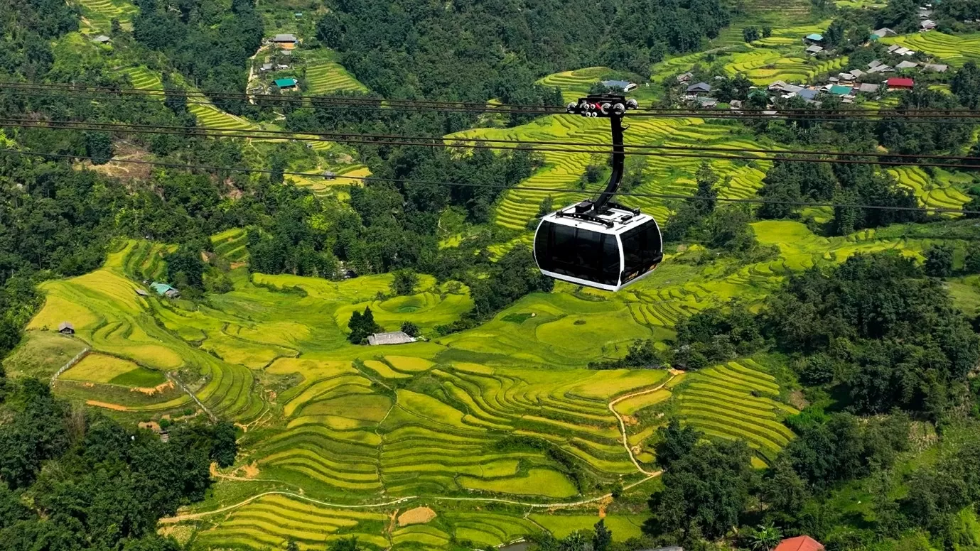 Cáp treo Fansipan đi qua thung lũng Mường Hoa. (Nguồn: Thanh Niên)