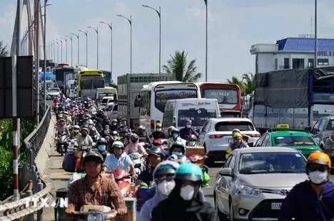 The Government has urged ministries and localities to review and amend legal loopholes causing excessive congestion. (Photo: VNA)