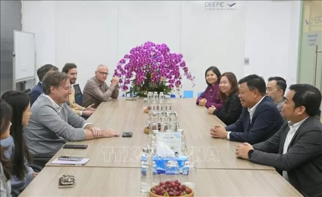 At a meeting between leaders of Deep C Industrial Zone and Hai Phong’s officials. (Photo: VNA)