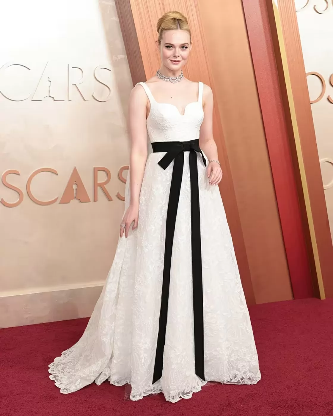 Những bộ váy đẹp nhất thảm đỏ Oscar 2025