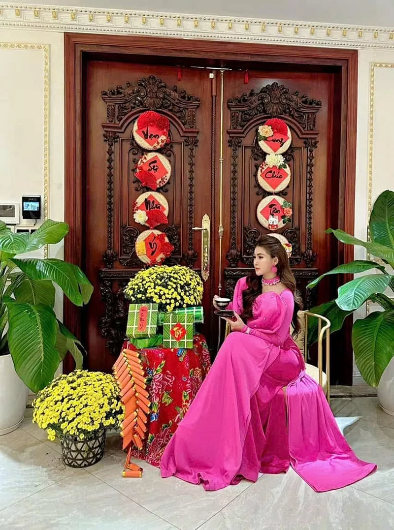 Dù bận rộn với công việc kinh doanh, doanh nhân Hồ Như Quỳnh vẫn luôn dành thời gian để đón Tết theo cách riêng của mình - ấm cúng và đầy ý nghĩa. Dù bận rộn với công việc kinh doanh, doanh nhân Hồ Như Quỳnh vẫn luôn dành thời gian để đón Tết theo cách riêng của mình - ấm cúng và đầy ý nghĩa.