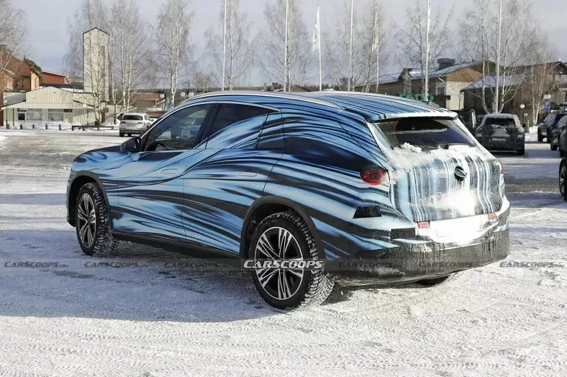 Điểm nhấn lớn nhất ở phía sau của GLC EV là việc bố trí vị trí cắm sạc pin ở chính giữa.