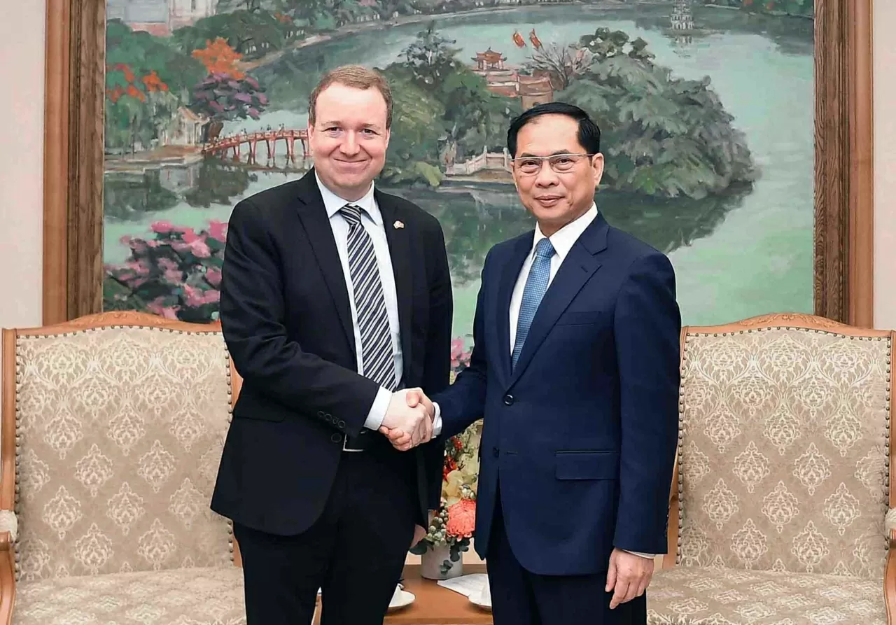 Phó Thủ tướng, Bộ trưởng Bộ Ngoại giao Bùi Thanh Sơn hoan nghênh Đoàn Ủy ban Chính sách Đối ngoại, Quốc hội Đan Mạch do Chủ nhiệm Ủy ban, ông Michael Aastrup Jensen làm Trưởng đoàn đến thăm và làm việc tại Việt Nam. (Ảnh:Thành Long)
