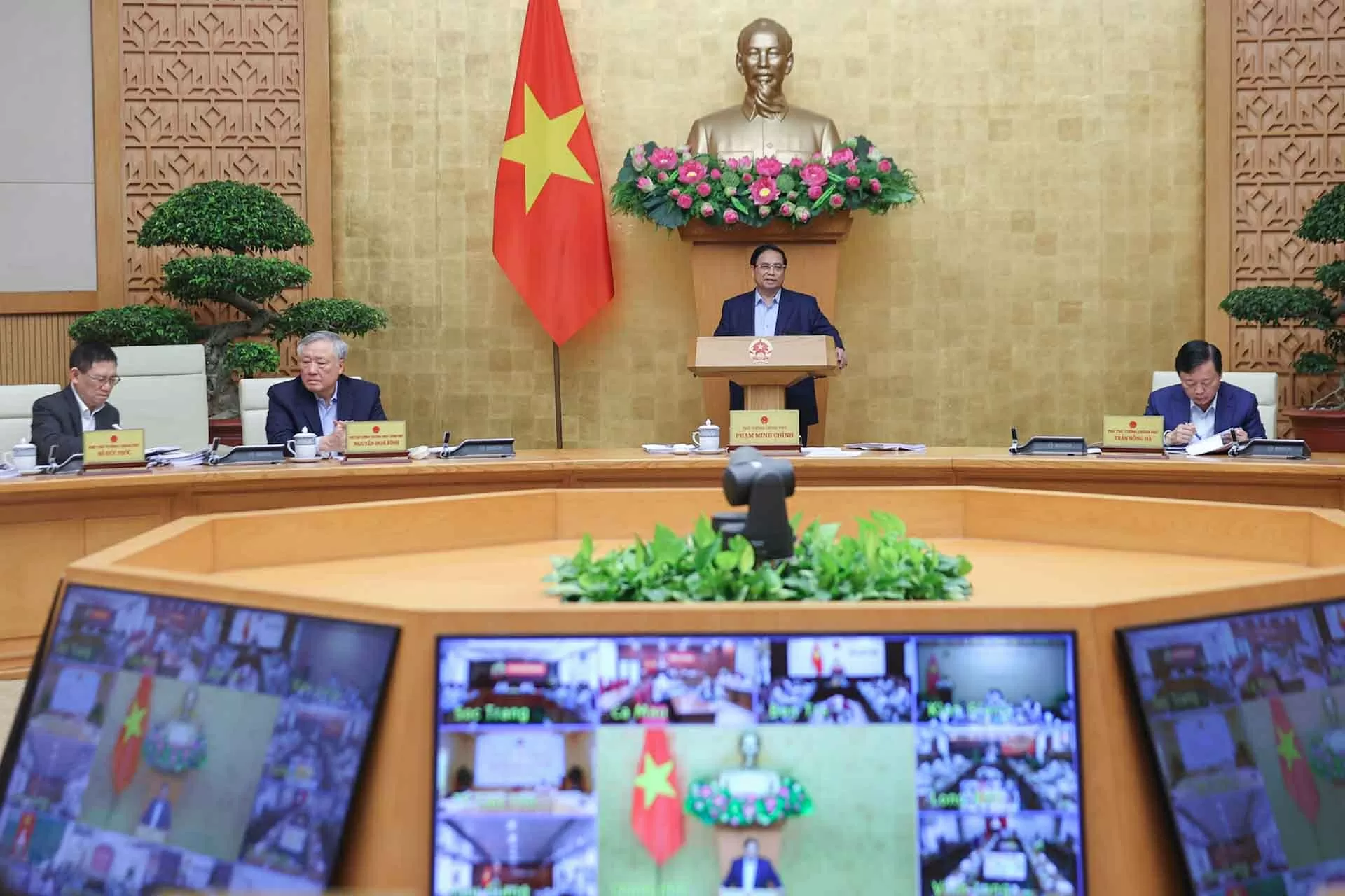 PM Pham Minh Chinh chaired regular Government meeting on socio-economic development