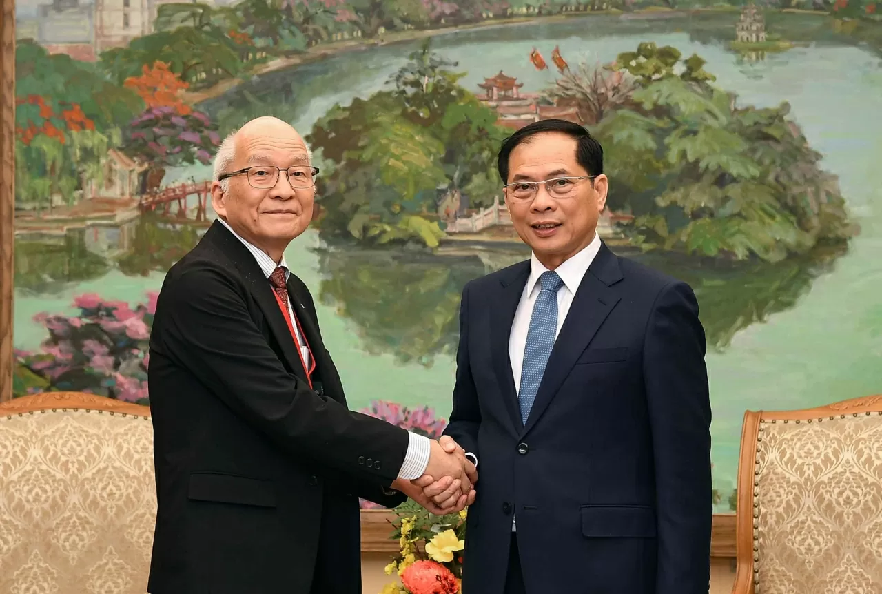 Phó Thủ tướng, Bộ trưởng Ngoại giao Bùi Thanh Sơn chào đón ông Kuratomi Sumio, Chủ tịch Liên đoàn Kinh tế Kyushu trong chuyến thăm Việt Nam của Liên đoàn. (Ảnh: Thành Long)