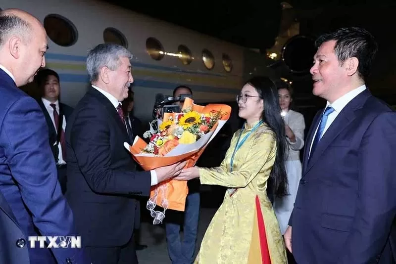 Kyrgyz Prime Minister Aleshovich Kasymaliev arrives in Hanoi, beginning official visit to Vietnam