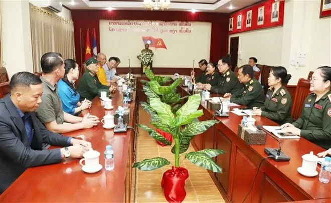 Vietnam presents gifts to sick Lao military personnel, veterans