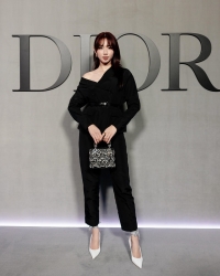 Hai lần dự chung show thời trang quốc tế của Hoa hậu Thùy Tiên và Jisoo BlackPink