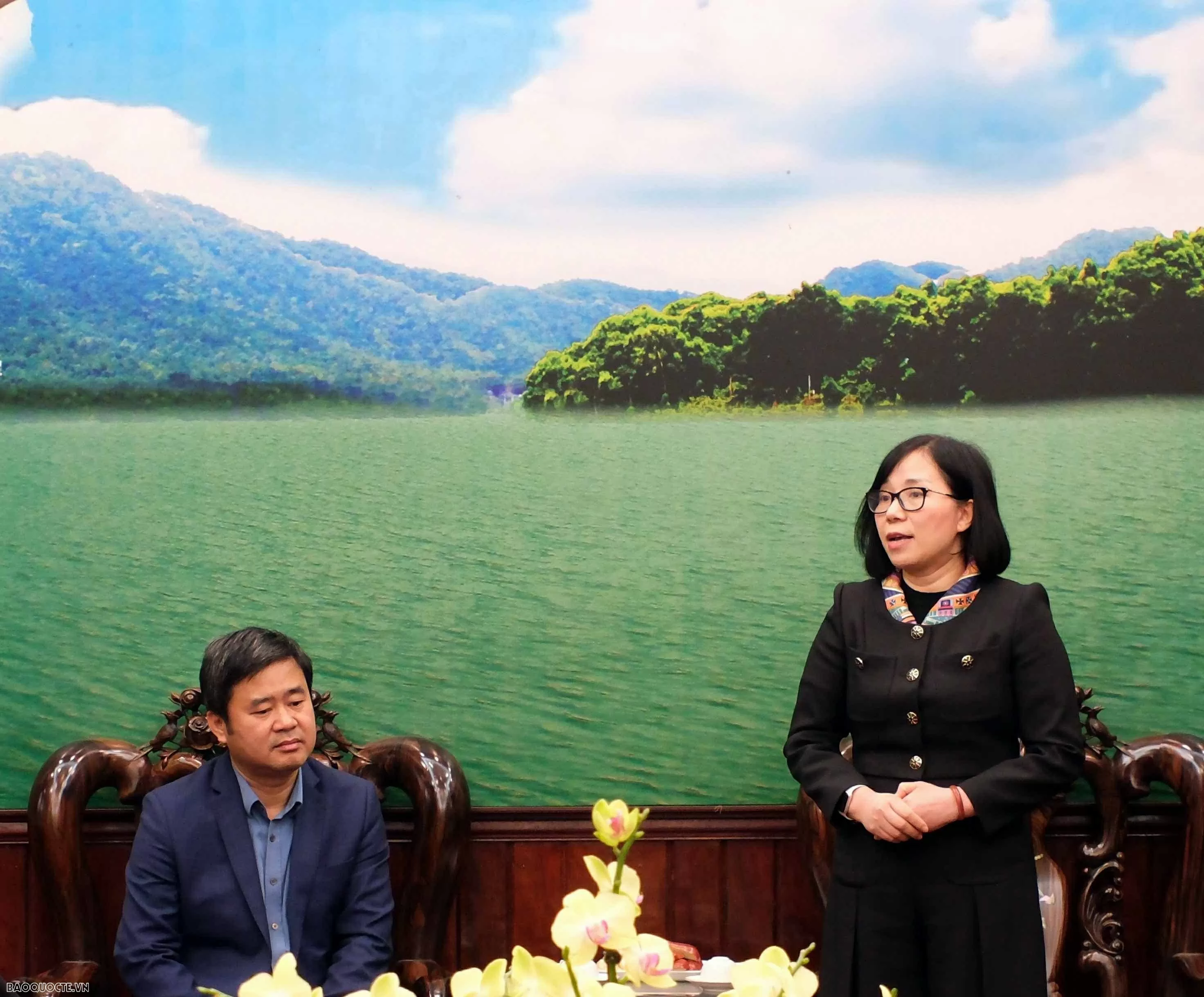 Bà Nguyễn Phương Trà đã gửi lời tri ân và chia sẻ với gia đình thân nhân những liệt sỹ đã hy sinh vì tai nạn máy bay. (Ảnh: Thu Giang)