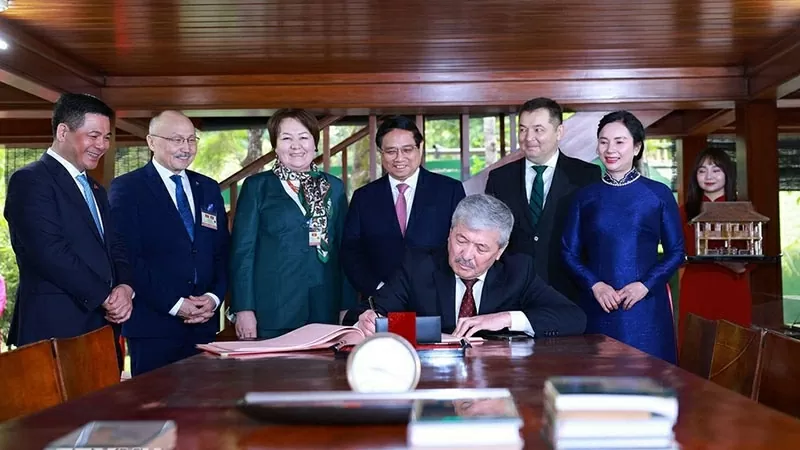 Vietnam, Kyrgyzstan Prime Ministers visit President Ho Chi Minh Relic Site