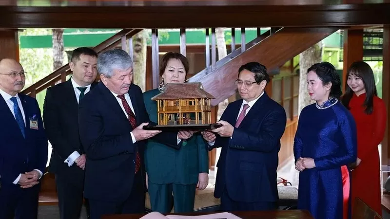 Vietnam, Kyrgyzstan Prime Ministers visit President Ho Chi Minh Relic Site