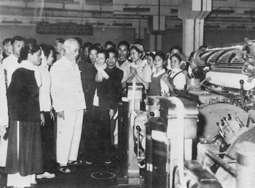 Chủ tịch Hồ Chí Minh đến thăm nhà máy dệt 8-3 Hà Nội nhân dịp kỷ niệm ngày Quốc tế phụ nữ 8/3/1965. (Ảnh: Trung tâm Lưu trữ quốc gia III - Cục Văn thư và Lưu trữ Nhà nước)