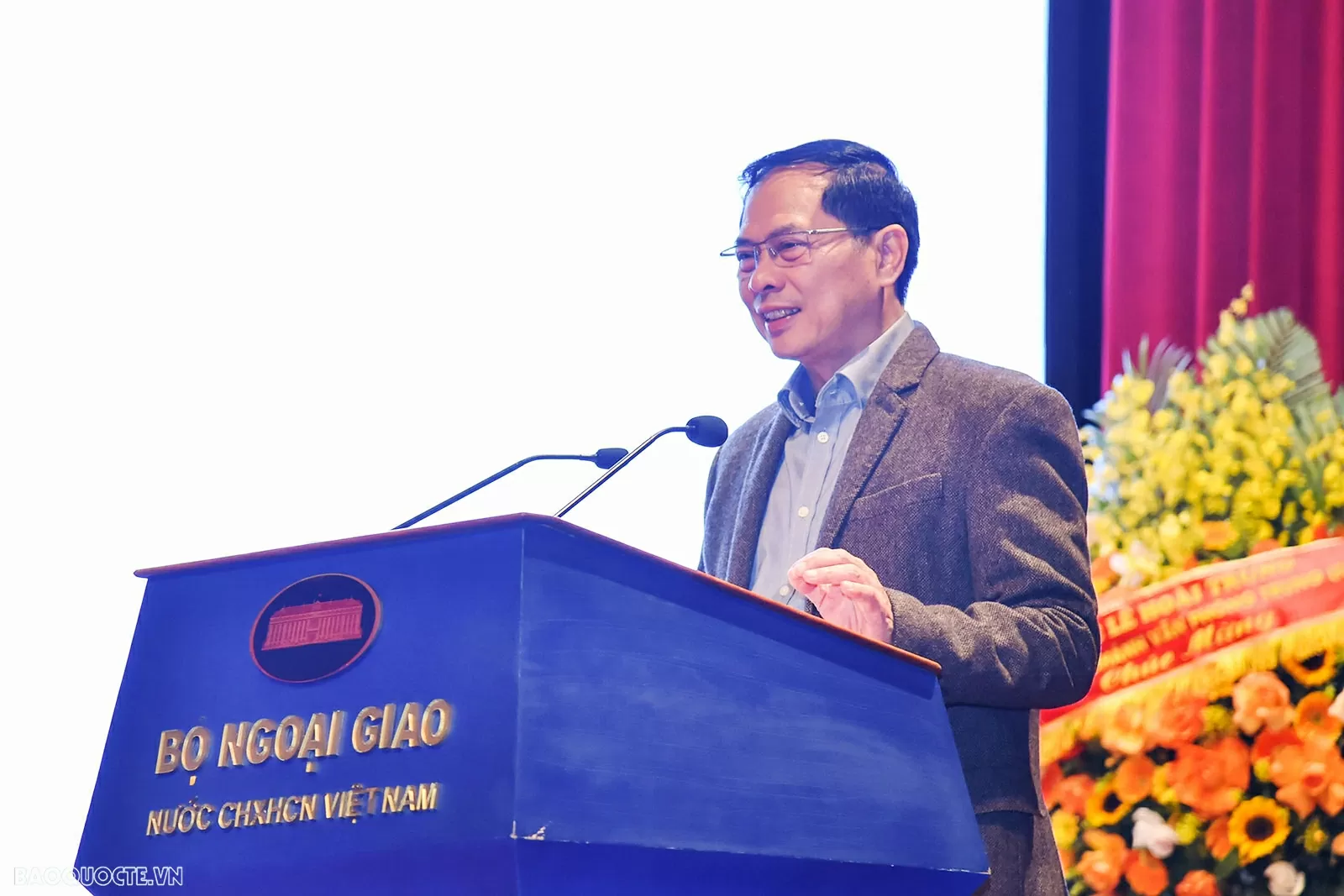 Deputy PM, FM Bui Thanh Son chaired conference to announce decisions on personnel affairs of the Ministry of Foreign Affairs.