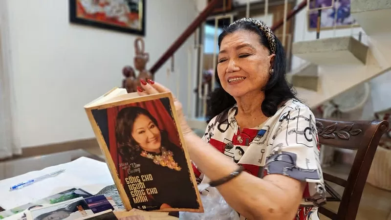 Nghệ sĩ Kim Cương lật từng trang cuốn hồi ký của bà “Sống cho người, sống cho mình” Nghệ sĩ Kim Cương lật từng trang cuốn hồi ký của bà “Sống cho người, sống cho mình”