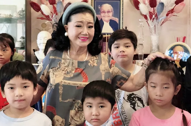 Nghệ sĩ Kim Cương trong 1 dịp trao học bổng cho con em nghệ sĩ nghèo Nghệ sĩ Kim Cương trong 1 dịp trao học bổng cho con em nghệ sĩ nghèo