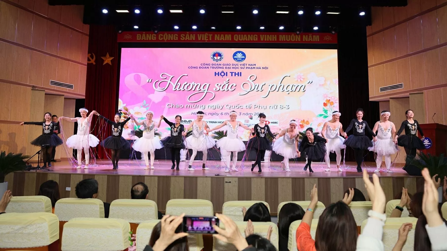 Khi các thầy giáo hoá thân thành các ‘chàng thiên nga trắng’ mừng ngày Quốc tế Phụ nữ Khi thầy giáo hoá thân thành ‘chàng thiên nga trắng’ mừng Ngày quốc tế Phụ nữ