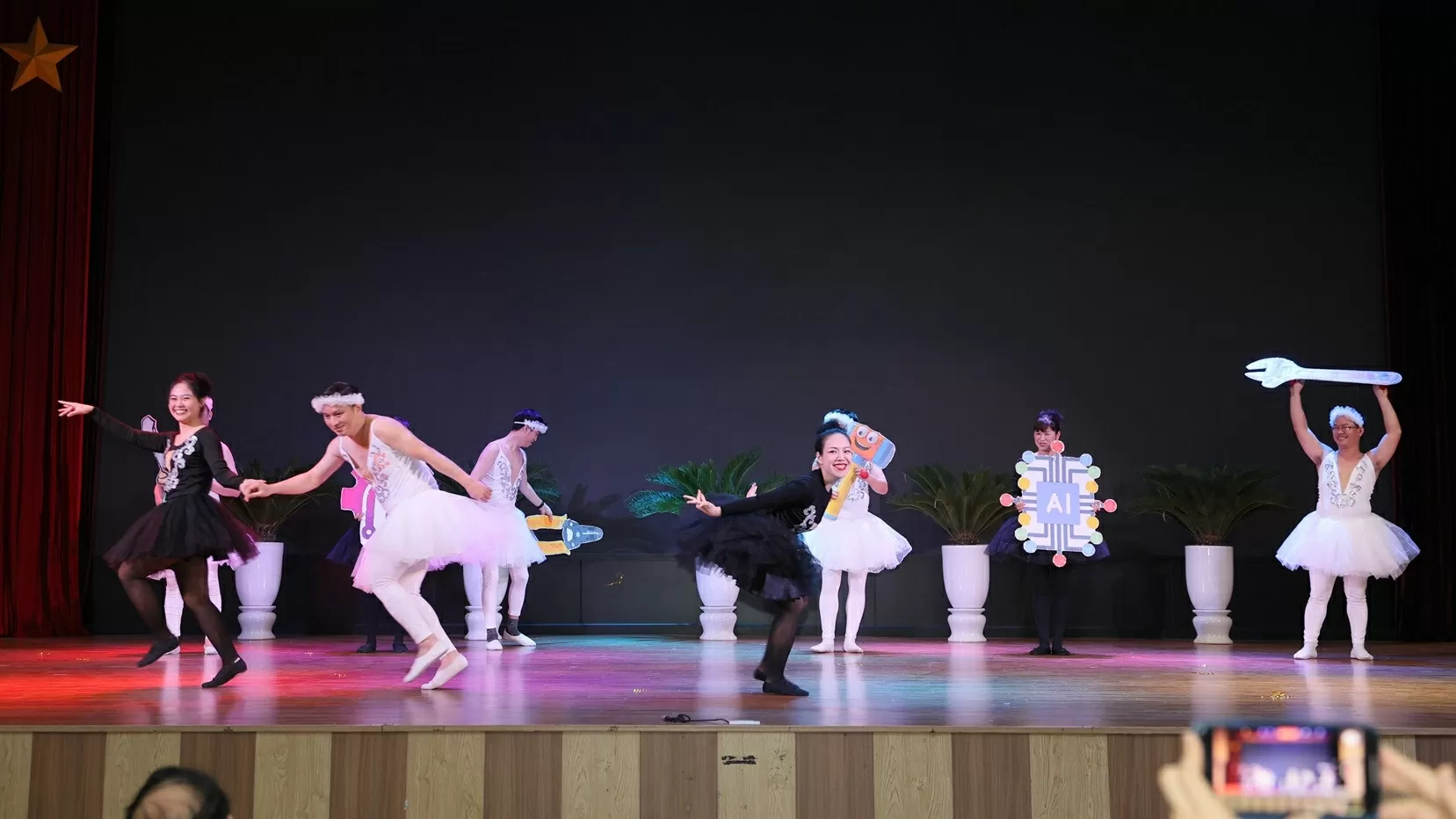 Khi các thầy giáo hoá thân thành các ‘chàng thiên nga trắng’ mừng ngày Quốc tế Phụ nữ Khi thầy giáo hoá thân thành ‘chàng thiên nga trắng’ mừng Ngày quốc tế Phụ nữ