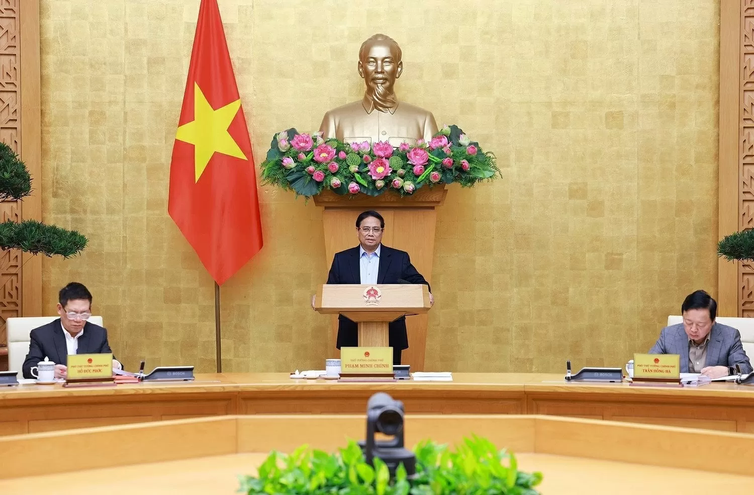 Prime Minister Pham Minh Chinh speaks at the meeting (Photo: VNA)