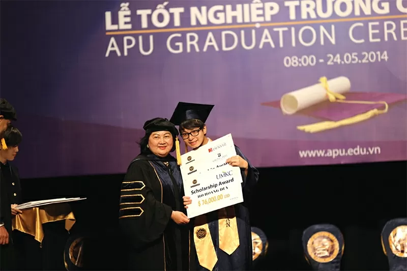 Dr. Thy Binh with Valedictorian Ho Hoang Duy at the APU 2014 Graduation Ceremony – Duy is an Associate Professor teaching at California State University, Fullerton, demonstrating the journey of success from APU to the international academic environment.
