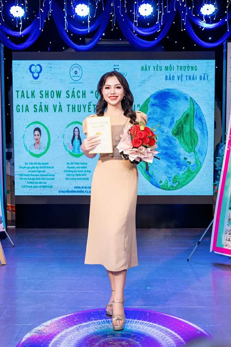 The author shares at the book talkshow about the prosperity of families.
