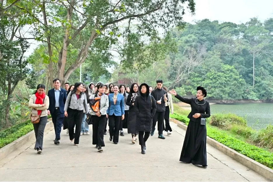 Đoàn di chuyển đến Lán Nà Nưa. (Ảnh: Quang Hòa)