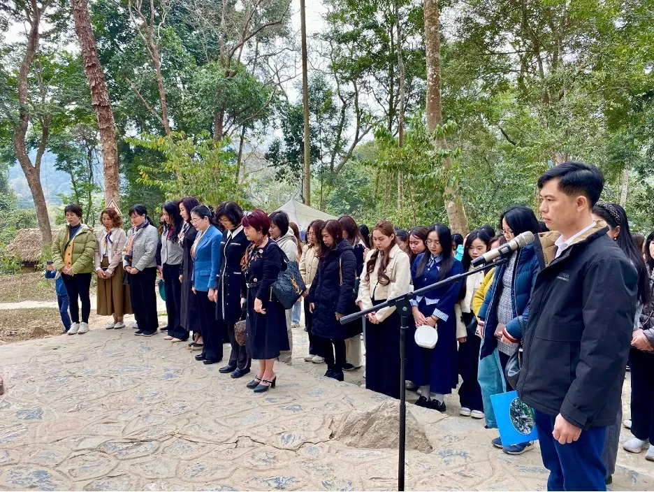 Tôn vinh cội rễ, sẻ chia nghĩa tình