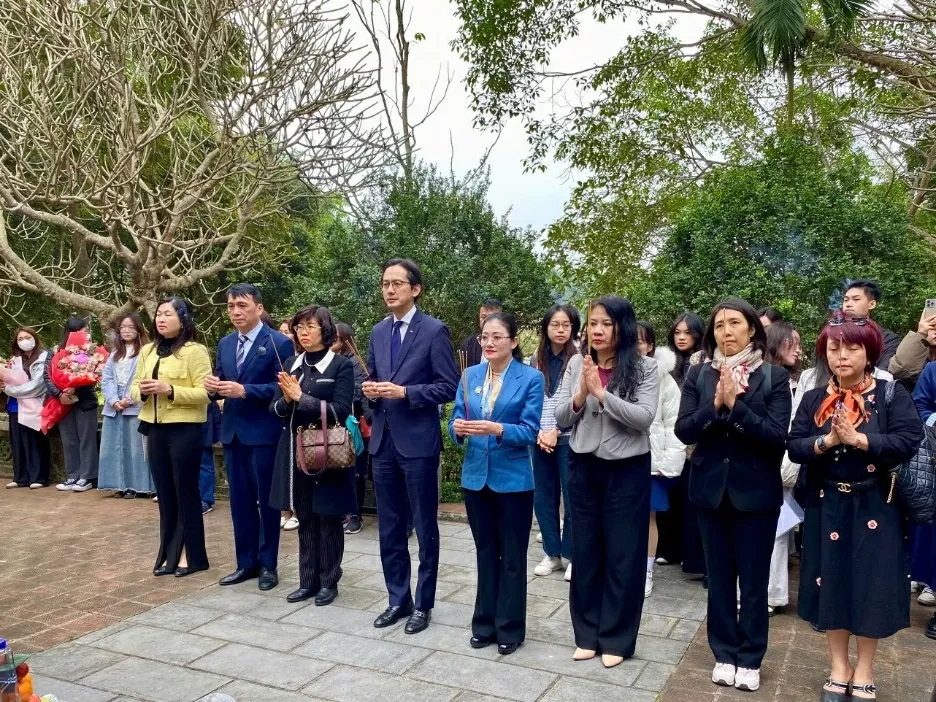 Đoàn đến thăm, dâng hương tại Khu di tích lịch sử Bộ Ngoại giao ở thôn Dõn, xã Minh Thanh, huyện Sơn Dương. (Ảnh: Phương Thảo)