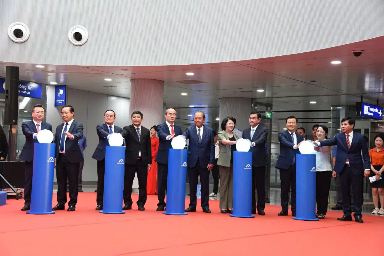  Ho Chi Minh City leaders and Japanese partners at the inauguration ceremony. (Source: JICA)