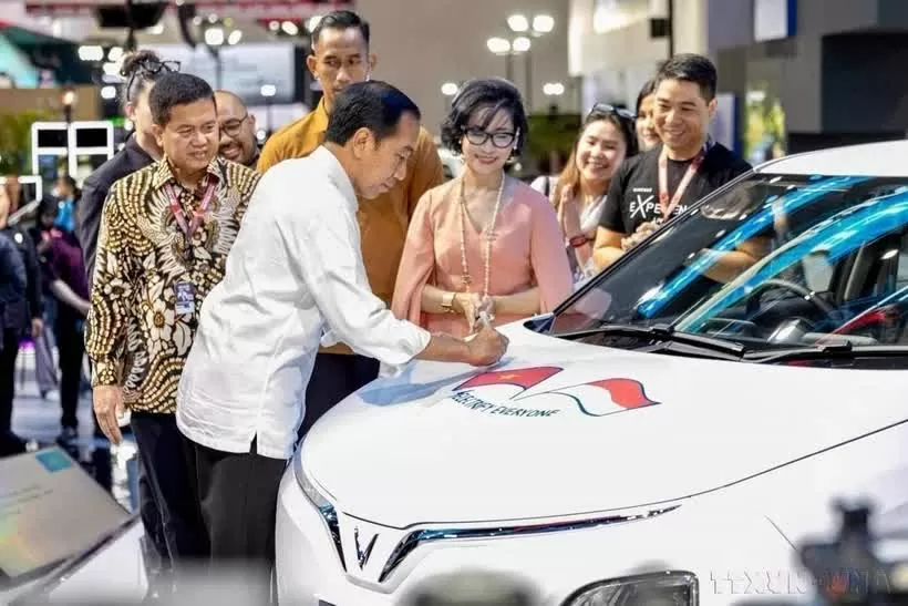 Indonesian President Joko Widodo signs on a VinFast car during the launch event of the Vietnamese automaker’s right-hand drive EVs in the market on February 15, 2024. (Photo: VNA) Indonesian President Joko Widodo signs on a VinFast car during the launch event of the Vietnamese automaker’s right-hand drive EVs in the market on February 15, 2024. (Photo: VNA)