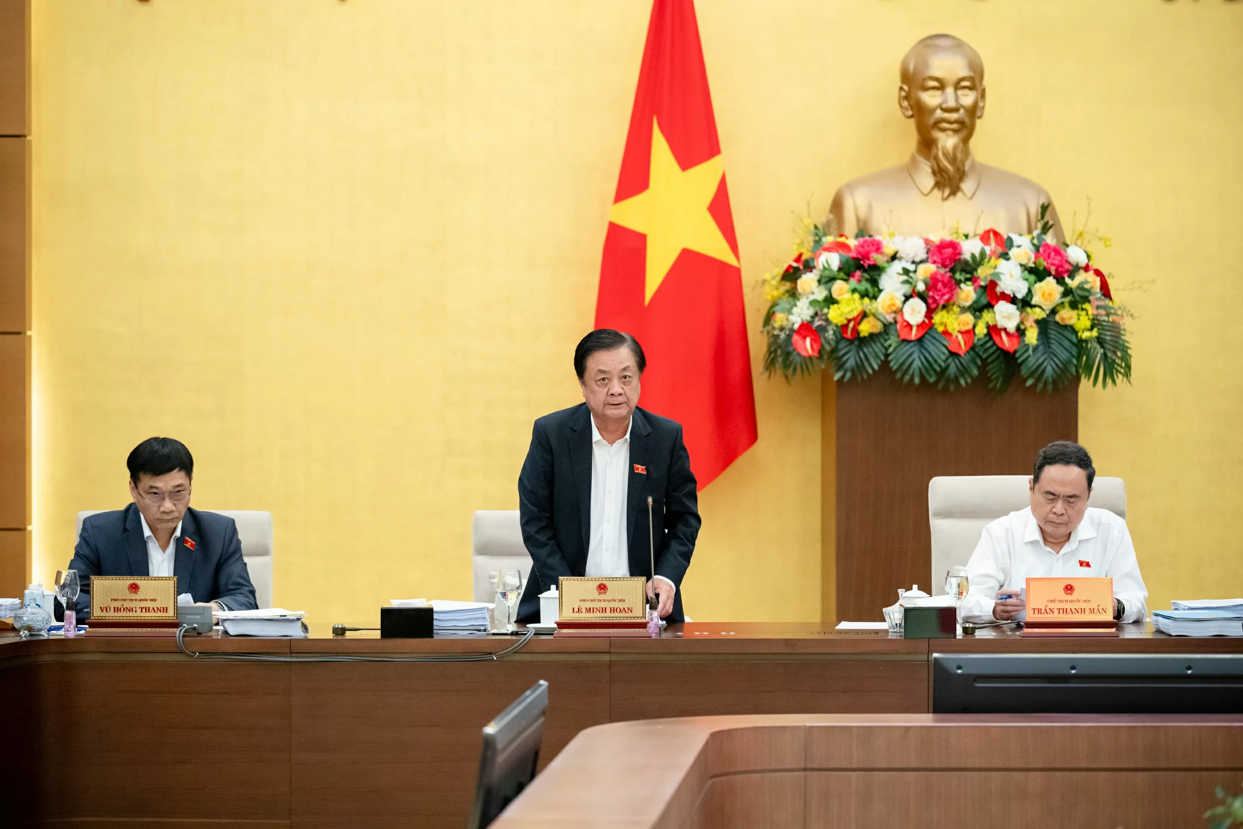 Phó Chủ tịch Quốc hội Lê Minh Hoan điều hành Phiên họp. Phó Chủ tịch Quốc hội Lê Minh Hoan điều hành Phiên họp.