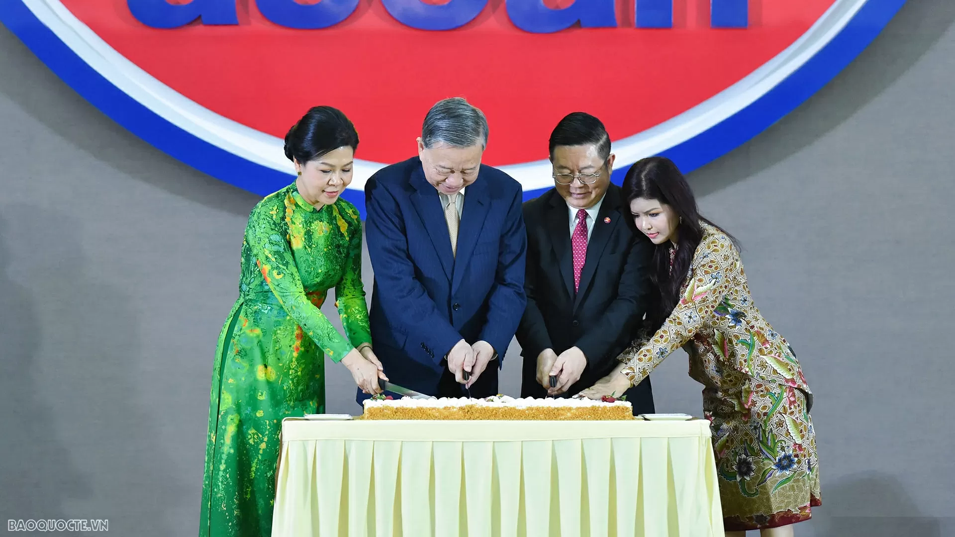 Trong khuôn khổ chuyến thăm cấp Nhà nước Cộng hòa Indonesia, thăm chính thức Ban thư ký ASEAN, sáng 10/3, tại Trụ sở Ban thư ký ASEAN, Tổng Bí thư Tô Lâm và Phu nhân cùng đoàn đại biểu cấp cao Việt Nam đã dự Lễ kỷ niệm 30 năm Việt Nam gia nhập ASEAN và có bài phát biểu chính sách quan trọng. (Ảnh: Tuấn Anh) Trong khuôn khổ chuyến thăm cấp Nhà nước Cộng hòa Indonesia, thăm chính thức Ban thư ký ASEAN, sáng 10/3, tại Trụ sở Ban thư ký ASEAN, Tổng Bí thư Tô Lâm và Phu nhân cùng đoàn đại biểu cấp cao Việt Nam đã dự Lễ kỷ niệm 30 năm Việt Nam gia nhập ASEAN và có