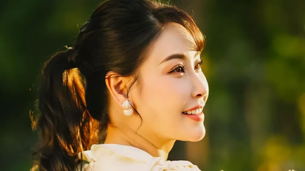 Hoa hậu Hà Kiều Anh khoe nhan sắc trẻ trung trong bộ ảnh mới